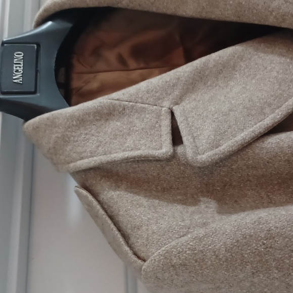 Elegant Tan Double-Breasted Trench Coat - Picture 7 of 12